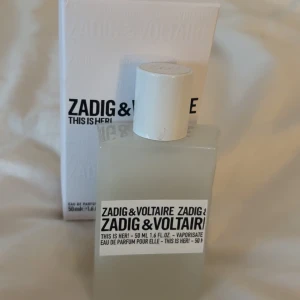 Zadig & Voltaire This Is Her! 50ml - Parfymen This Is Her 50 ml. från Zadig & Voltaire. Använt ungefär 1/5 av flaskan så kanske 40 ml kvar. Köpt för 879 kr på nordic feel.