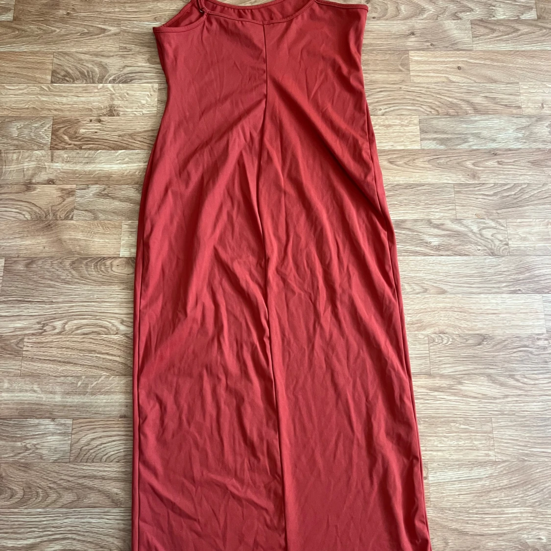 Röd ärmlös långklänning - 1