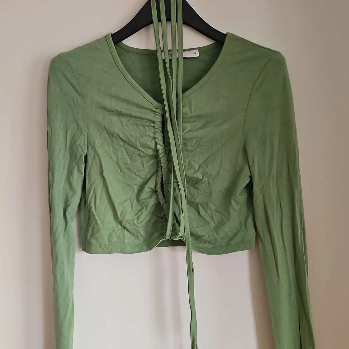 Grön croppad topp med snörning NA-KD