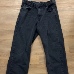 Svarta jeans från LTB - Säljer ett par svarta jeans från LTB med klassisk femficksdesign och raka ben. Jeansen har en mörk tvätt och är tillverkade i ett robust denimtyg. 