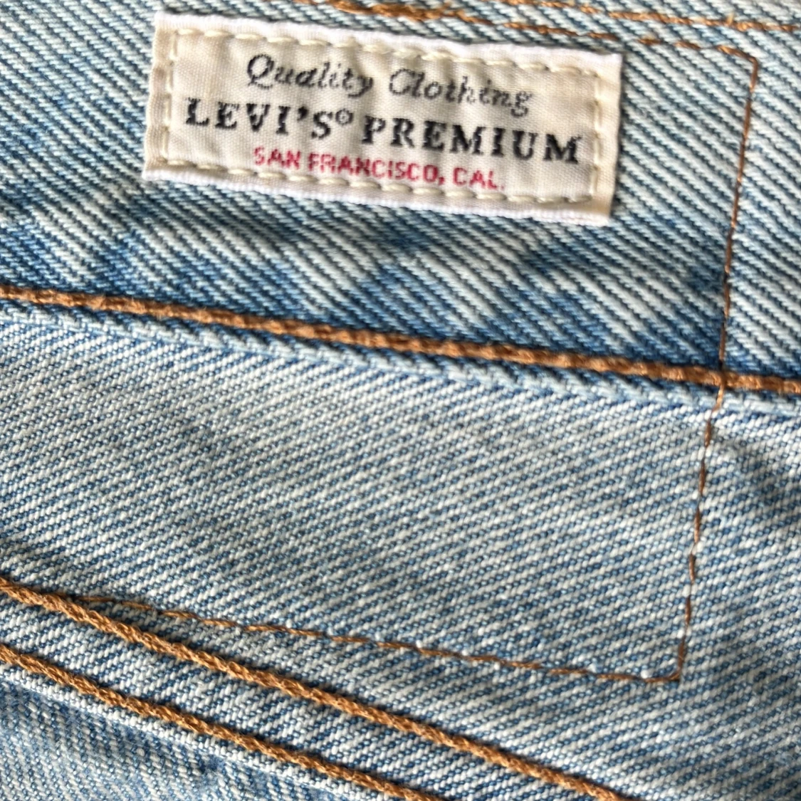 Levi's ljusblå jeansshorts med rå kant - 1