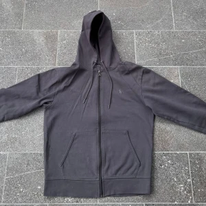 Grå Polo Ralph Lauren zip up  - Riktigt snygg polo Ralph lauren zip up i färgen mörk grå. Inga defekter . Storlek M men passar mer som S 