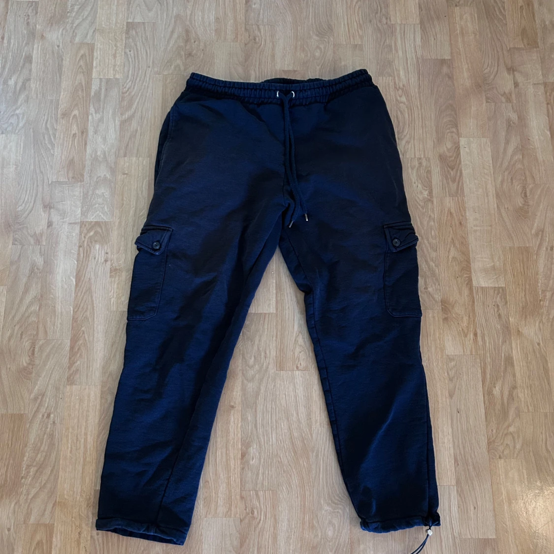 Svarta cargopants från ASOS DESIGN