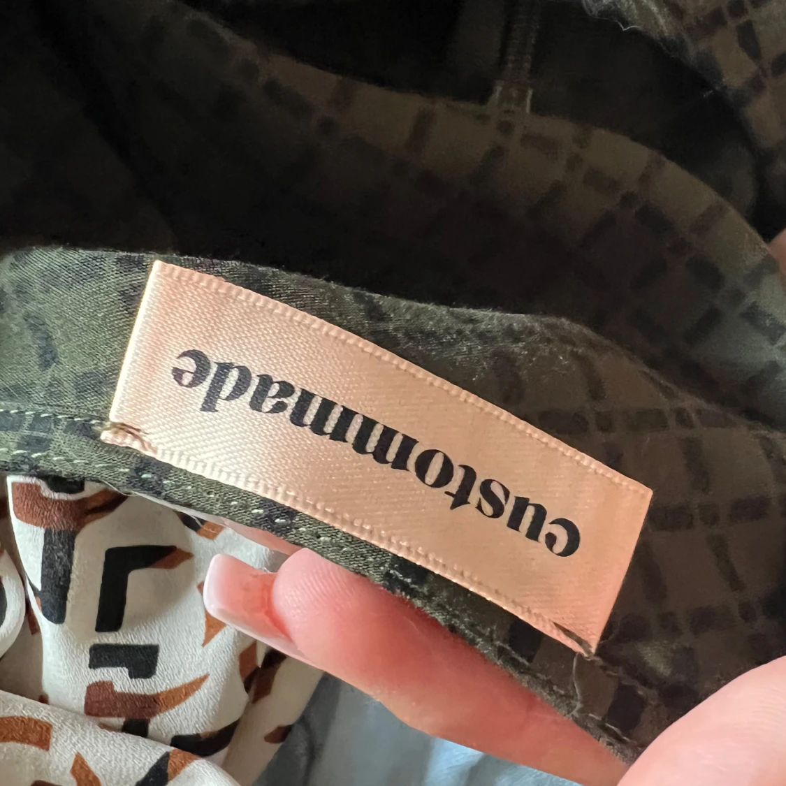 Svart mönstrad blus från Custommade - 3