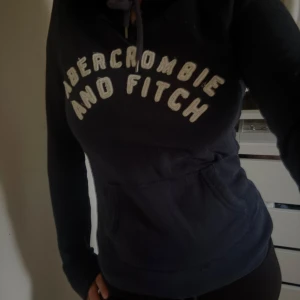 Marinblå Abercrombie & Fitch Hoodie  - Jättefin marinblå Abercrombie & Fitch Hoodie i storlek S men passar xs också! 