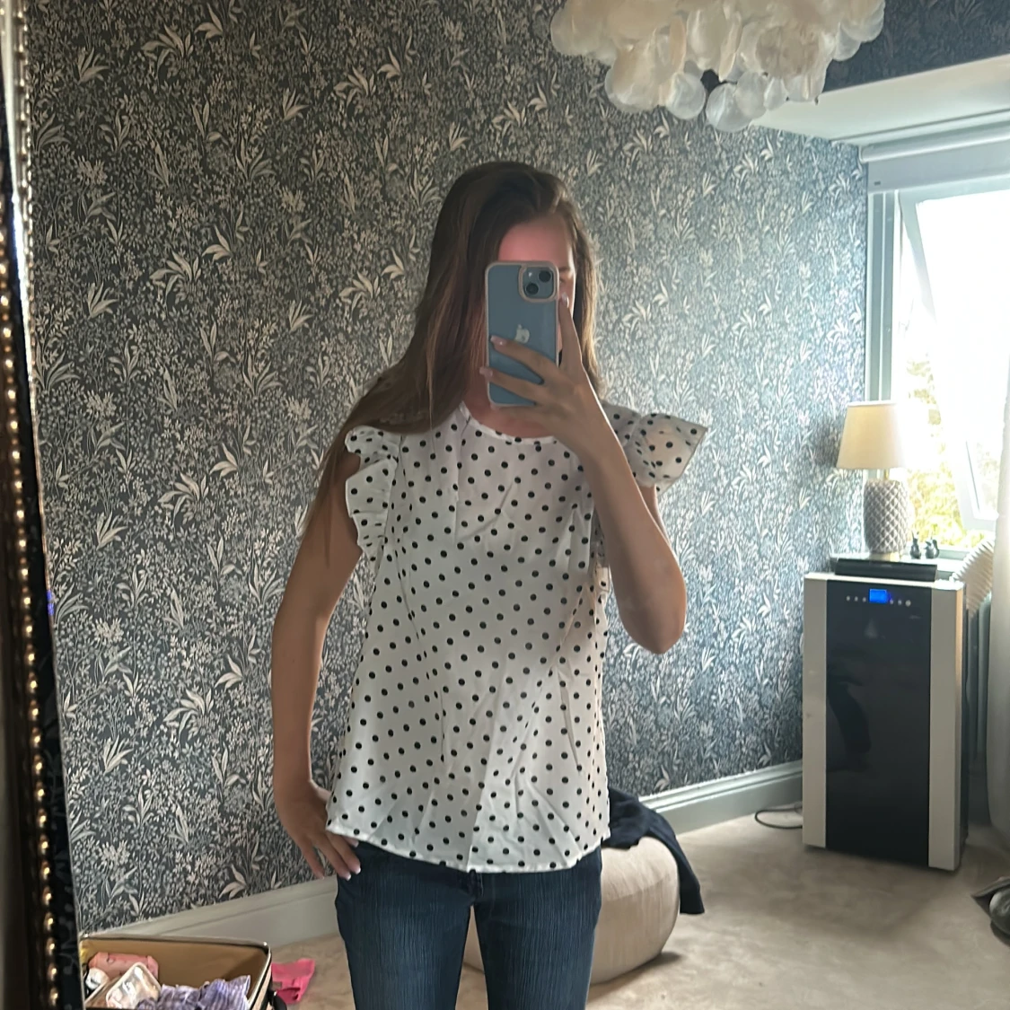 Vit prickig blus med volangärmar - 1