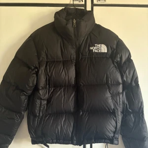Svart pufferjacka från The North Face - Säljer en svart pufferjacka från The North Face i storlek S. Är lite smutsig på kragen och använd en vinter. Perfekt nu till vintern