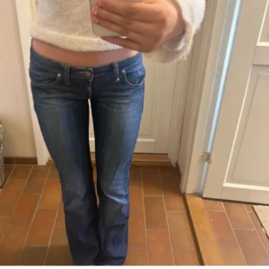 Lågmidjade jeans  - Snygga blå jeans från låg midja och bootcut-ben.   Jag är 172 och de passar bra i längden  Pris kan diskuteras‼️