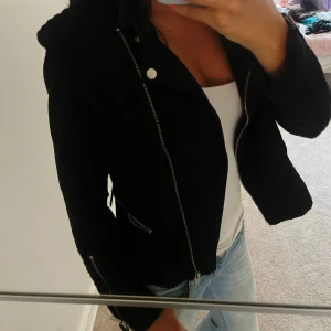 Svart skinnjacka - pris kan diskuteras ❗️så snygg skinn jacka i bra skick , skriv för frågor!