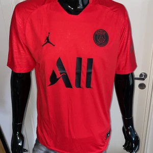 Paris saint german mbappe 7 storlek M - Storlek S. Fin replika. Helt ny och oanvänd. Pris: 300kr. Skickas direk inom 24h