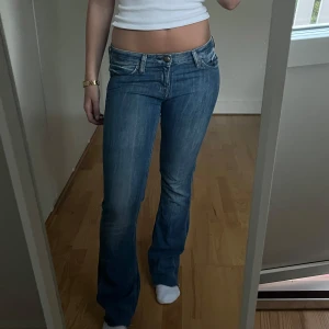 Blå bootcut jeans från Lee - Säljer ett par klassiska blå jeans från Lee med bootcut passform och låg midja. Midjemått rakt över:38 cm! Avklippta och passar någon som är runt 165 cm lång. 