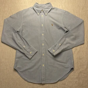 Ljusblå skjorta från Ralph Lauren - | märke: Polo Ralph Lauren | plagg: skjorta | skick: 8,5/10 | storlek: S | nypris: 1700kr | mitt pris: 499kr | färger: ljusblå | pris kan diskuteras | hör av dig vid minsta fråga eller fundering // MatteoResell 