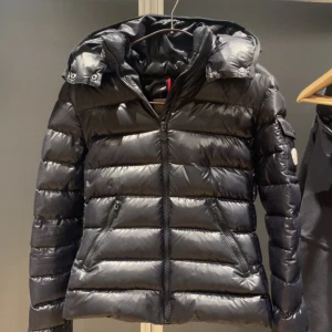 Moncler Bady jacka - Hej säljer min moncler jacka k modellen bady. Det är en fin moncler jacka i storlek 14år/164 (passar xs/s) som liknar modellen ”maya”. Jackan har små skavanker men fortfarande ett väldigt fint helhetsintryck och inget stort man tänker på och så klart är den äkta! Tvek inte på att ställa frågor och skickar gärna fler bilder. Priset går att diskutera!