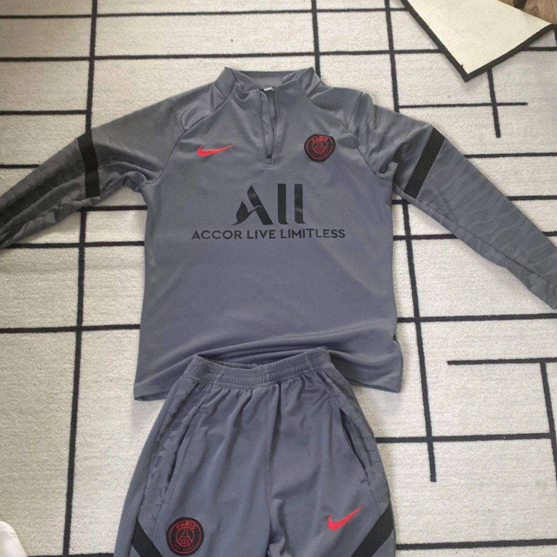 Grå PSG träningsset från Nike