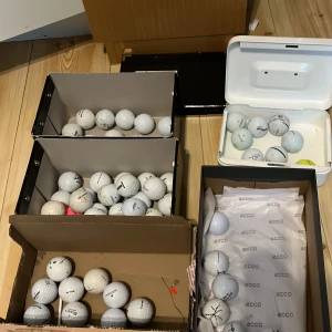 Mystery box 10st eller valda golfmärken - Bilderna visar flera lådor fyllda med golfbollar av olika märken, perfekta för dig som vill komma igång med golf eller behöver extra bollar till träningen. Passar både nybörjare och erfarna golfare som vill ha kul på banan utan att oroa sig för att tappa bollar.