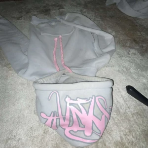 Syna world tracksuit  - Helt ny syna world tracksuit oanvänd har alla påsar och allt som ingår