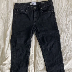 Svarta jeans från FSBN, storlek 31/32 - Stilrena svarta jeans från FSBN i skinny fit-modell. Jeansen har en snygg och modern passform som sitter tajt utan att bli obekväma – perfekt för en vardaglig men välklädd look. Passar lika bra till t-shirt som till skjorta och sneakers.  🖤 Färg: Svart 👖 Modell: skinny fit 📏 Storlek: W/31 L/32 🧵 Skick: Bra skick – inga hål, fläckar eller skador  Enkel basjeans med stilren look – ett säkert kort i garderoben.