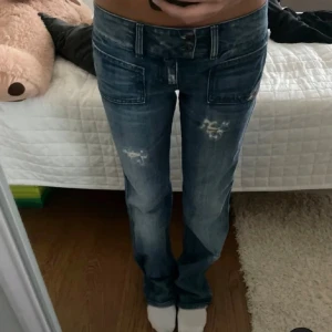 Blå diesel jeans med slitningar - Säljer ett par snygga blåa Diesel jeans med coola slitningar. De är lågmidjade och super snygga! 