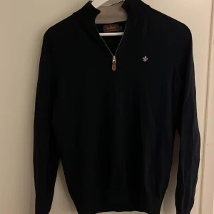 Mörk marinblå Half Zip från Morris! - Snygg mörkblå half zip-tröja från Morris i 100% merinoull. Mycket bra skick i storlek S. Bara att höra av sig vid frågor🤝🙌