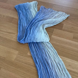 Scarf - Perfekt att matcha med en vit topp🩵