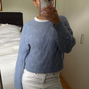 Blå stickad tröja - Stickad blå/lila tröja med mönster. Storlek S. Hör av dig för intresse. 