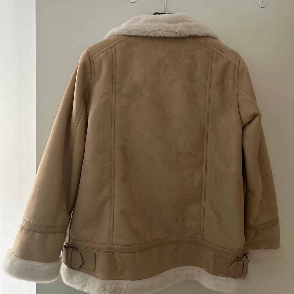 Beige teddyjacka från Pull&Bear - 2