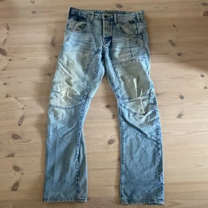 Jack & Jones ljusblå jeans Stan Anti Fit - Säljer ett par ljusblå jeans från Jack & Jones Core, modell Stan Anti Fit. Jeansen har en loose passform med coola sömdetaljer över knäna och extra fickor framtill. Tillverkade i bomull och har en avslappnad streetkänsla. Storlek 33/32