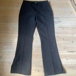 Lågmidjade kostymbyxor från bik bok - Lågmidjade kostymbyxor från bikbok med ett slit vid benen.köpta på Vinted, Knappt använda Storlek 34💕 skriv för fler bilder eller mått 🩷pris går att diskutera 