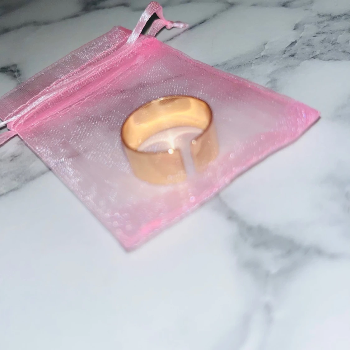 Bred guldpläterad ring i minimalistisk stil - 4