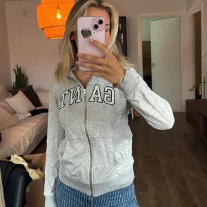 Grå hoodie GANT - Grå hoodie från GANT med dragkedja framtill 