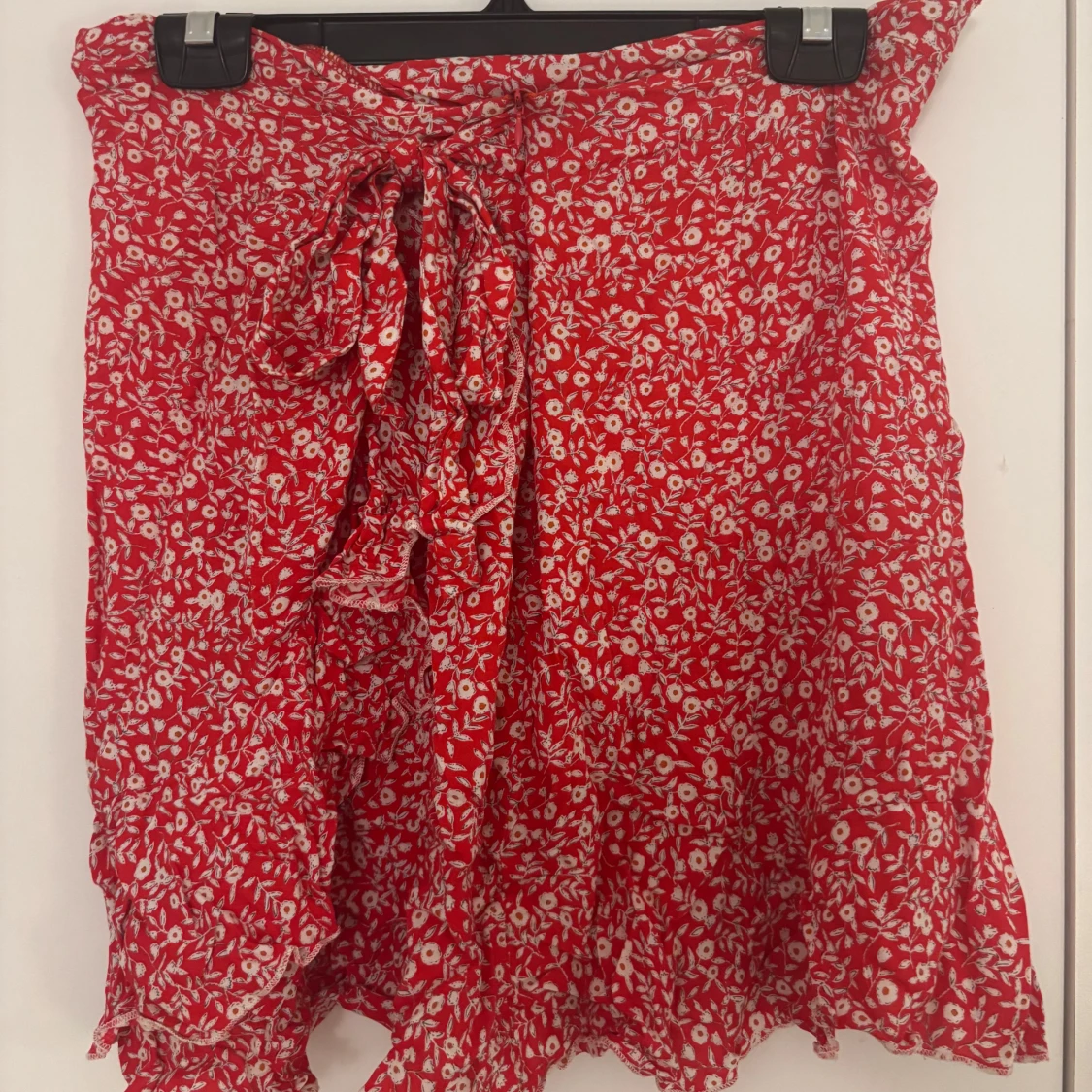 Jättefin röd blommig omlottkjol med volang