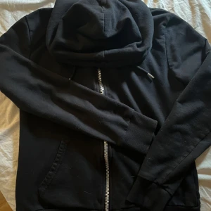 svart hoodie med dragkedja  - svart hoddie med dragkedja + luva. Den är storlek XS men är större än storleken ( tycker jag som brukar bära på S-M ) 🖤