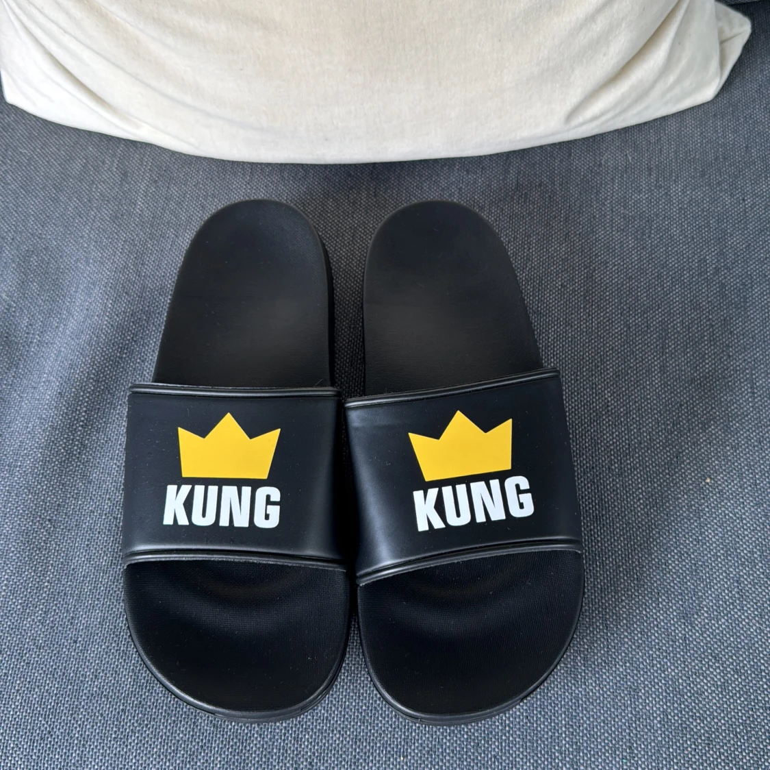 Svarta tofflor med KUNG-tryck - 1