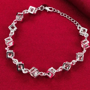 Silver 925 armband med kubformade länkar - Stilrent silver 925 armband i med unika kubformade länkar. Varje kub har en glittrande sten i mitten som ger en modern och cool känsla. Justerbar kedja med karbinlås gör att det passar de flesta handleder. Perfekt för dig som gillar geometriska detaljer och vill sticka ut.