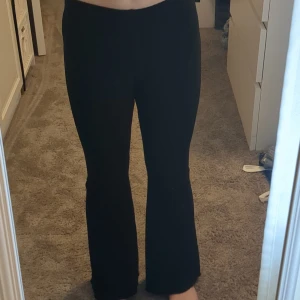 Svarta bootcut byxor från Shein - Svarta byxor från Shein med bootcut-modell och stretchigt tyg. De har en hög midja och är ribbade i materialet, vilket ger en snygg och trendig look. Perfekta för dig som gillar bekväma och stilrena byxor med lite utsvängda ben.💞😔