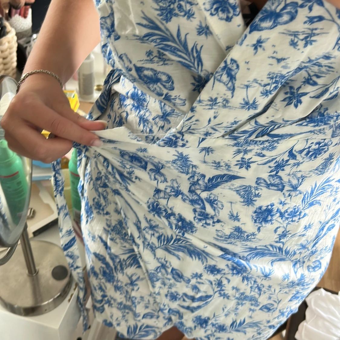 Blåvit omlottklänning med blommor Vero Moda  - 1