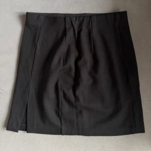 Basic svart kjol - Helt vaklig tajt svart kjol med liten slits och resår midja - s