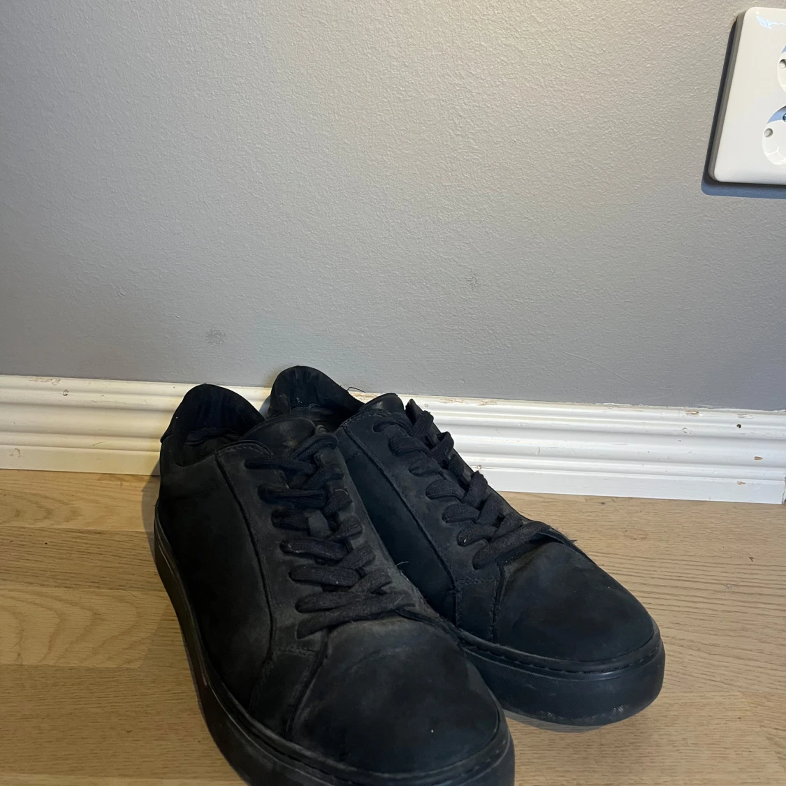 Svarta sneakers i mocka från vagabond 