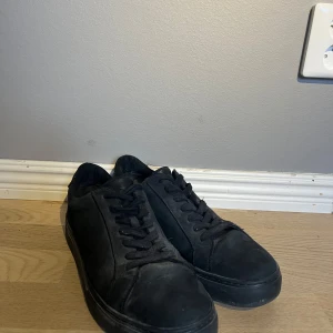 Svarta sneakers i mocka från vagabond  - Säljer nu mina väldigt lite använda vagabonds o svart mocha. Mochan är väldigt bra och finns inga skavanker med skorna. De köptes nya för ca ett år sedan för 1600 och har sällan använt dem. Priset är inte hugget i sten så bara att ge förslag 