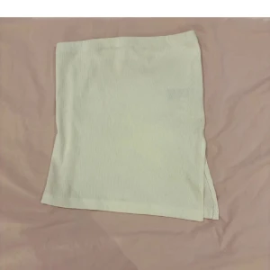 Vit ribbad offshoulder tröja från Nelly  - Supersöt vit ribbad topp från Nelly. Strl xs. Fint skick. Pris 50 kr. 