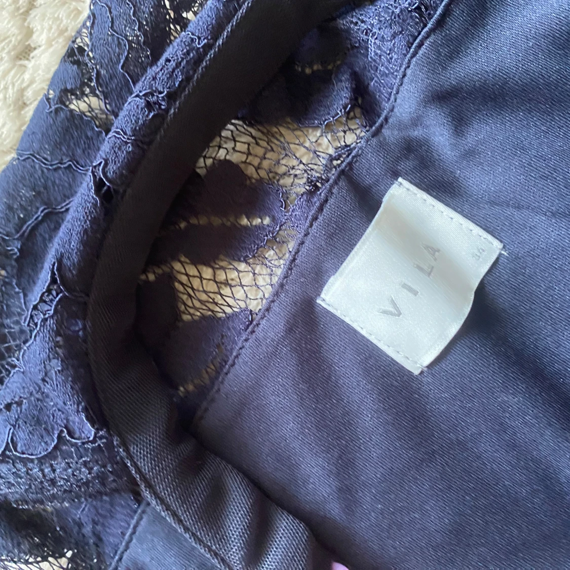 Mörkblå spetsklänning med knyt - 4