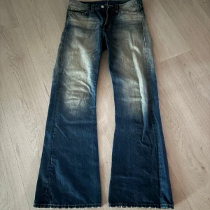 Lågmidjade bootcut jeans från weekday - Bootcut jeans med låg midja från weekday i blå färg med ”kvarg” wash. Storlek 27/32 nypris 599