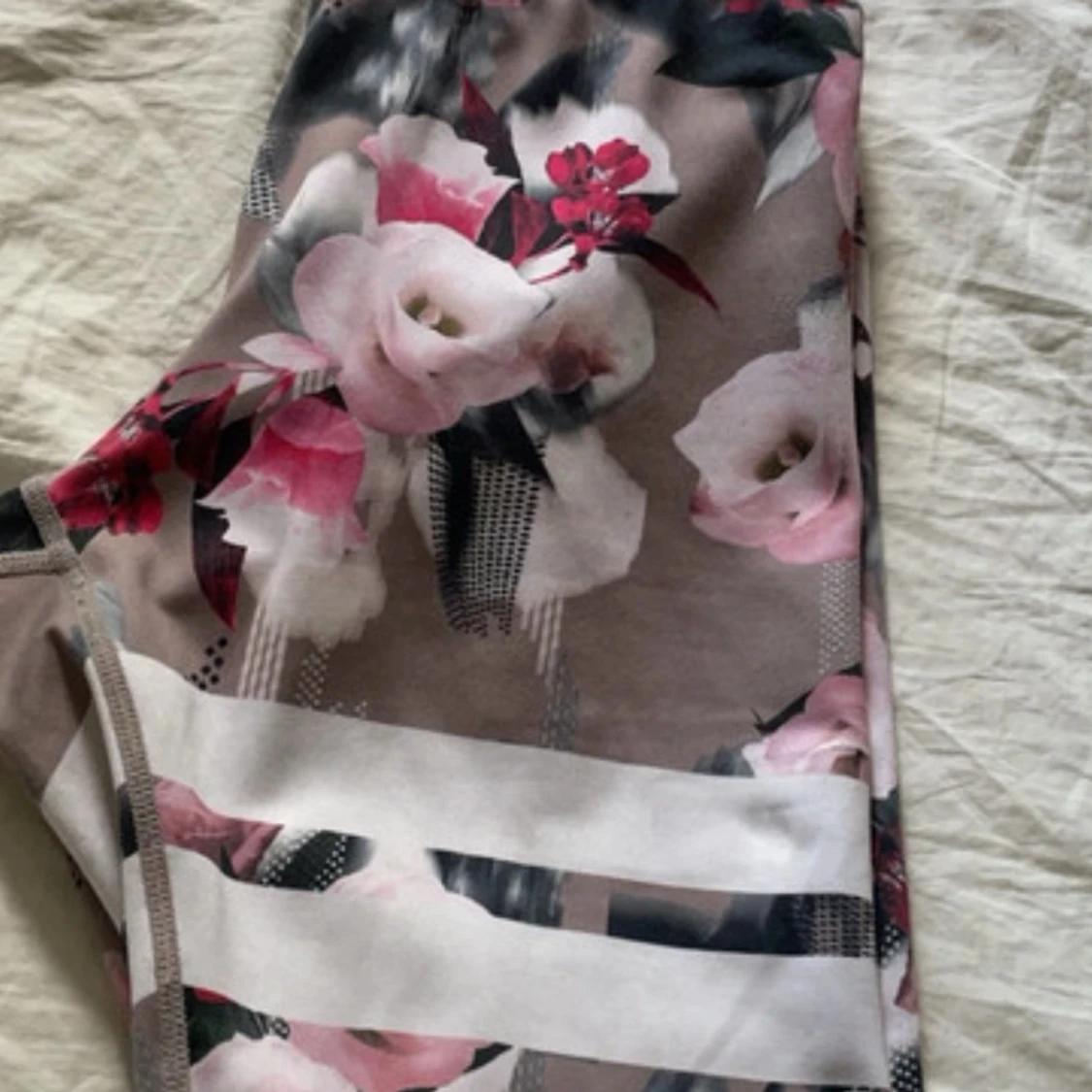 Blommiga leggings från Stronger - 1