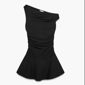 Offshoulder kortklänning från Zara - Slutsåld populär klänning från Zara i storlek S (den minsta storleken så kan passa XS). Jag säljer klänningen i svart. Aldrig använd och superbra skick.💕