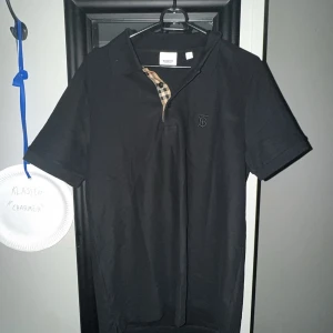  Burberry piké  - Riktigt skön piké från burberry som knappt är använd och söker en ny ägare istället för att damma i garderobens