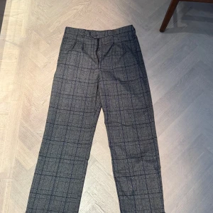 Grå kostymbyxor - Pop England - Ett par najs kostymbyxor som är rätt höga i midjan, perfekta både lite casual och mer formellt. Nypris 800, oanvända.