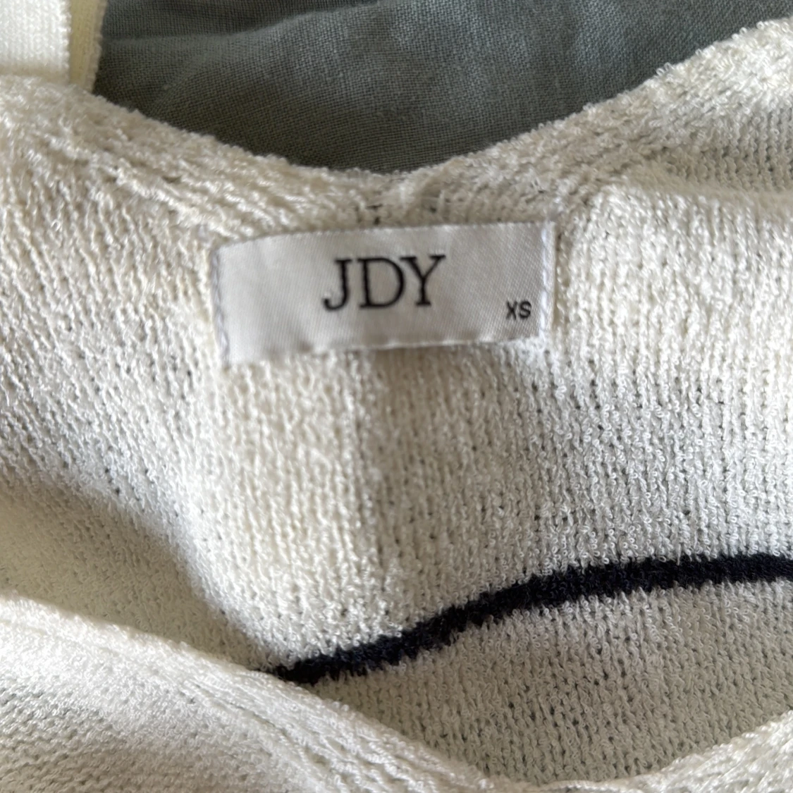 Randig stickad topp med knyt från JDY - 2