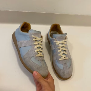 Maison margiela gats 44 - Ljusblåa Maison Margiela Gats //  Storlek 44 //  Mycket bra skick väldigt sparsamt använda👍 Skriv vid minsta fråga eller fundering💯🤝