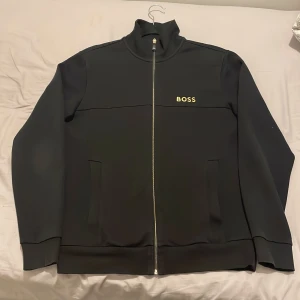 Svart boss kofta  - Svart kofta från boss, köpt 2024 från NK. Nypris: 1100 kr mitt pris: 499 kr endast!! Storlek S skriv till mig om du har frågor och funderingar 🙏