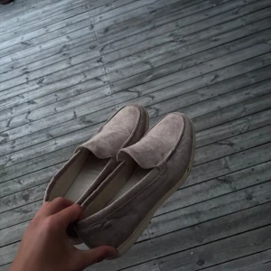 Beige mockaloafers  - Snygga loafers i beige mocka. Skorna har en klassisk, stilren design med rund tå och platt sula. Perfekta för dig som gillar en clean och enkel look. Bra skick, pris kan diskuteras vid snabb affär.